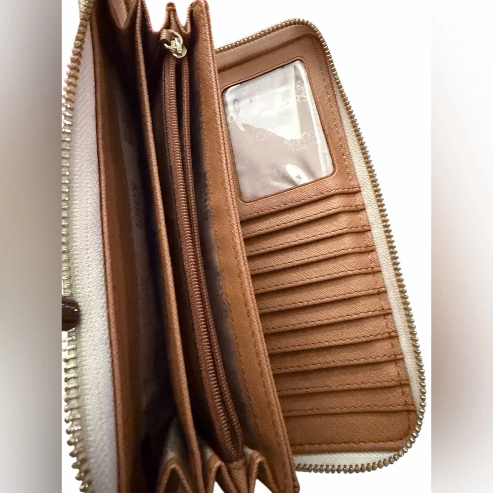 Michael Kors Jet Set Large Continental Wristlet COA included